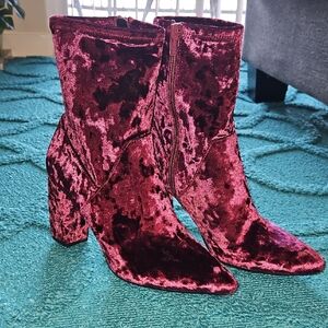 AEROSOLES Heeled Boots with Velvet Finish 9